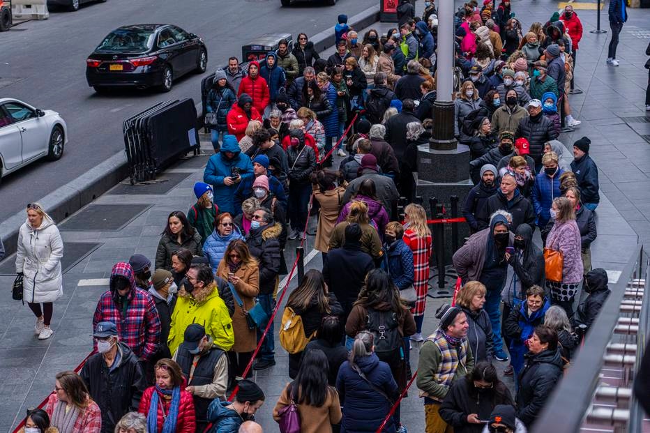 Espectadores formam filas para comprar ingressos de espetáculos da Broaway na Times Square em foto de 30 de março de 2022