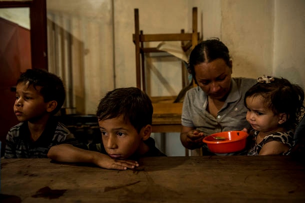 Pais alimentam filhos em Caracas