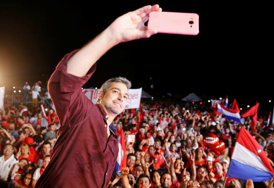 O governista Mario Abdo Benítez faz uma selfie com apoiadores durante ato de campanha na cidade de Paraguari