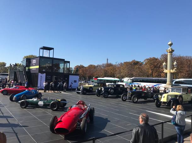 Desfile de carros antigos antes do Salão do Automóvel de Paris