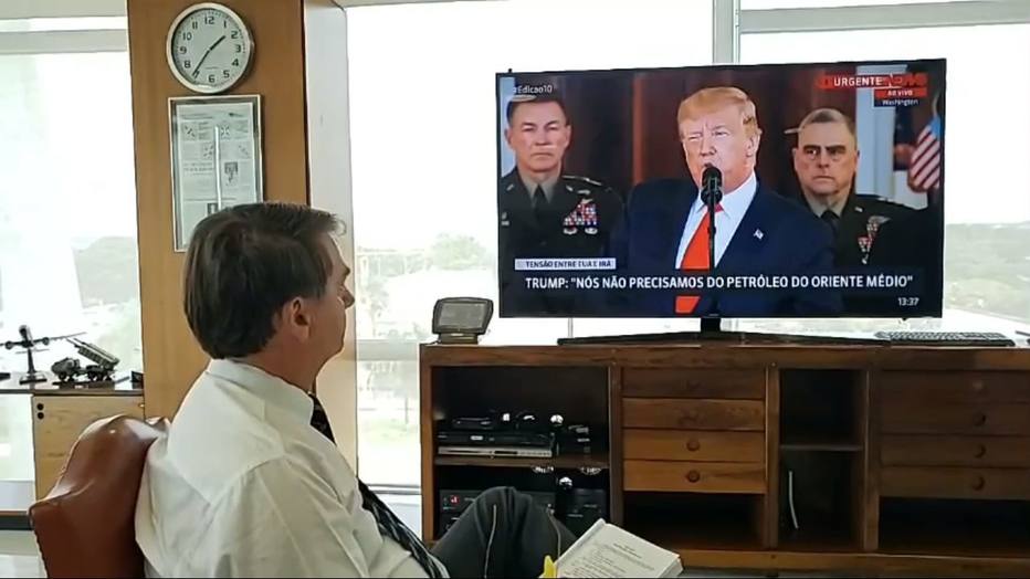 Lives e tuítes de Bolsonaro seguem padrão Trump e apostam na polarização