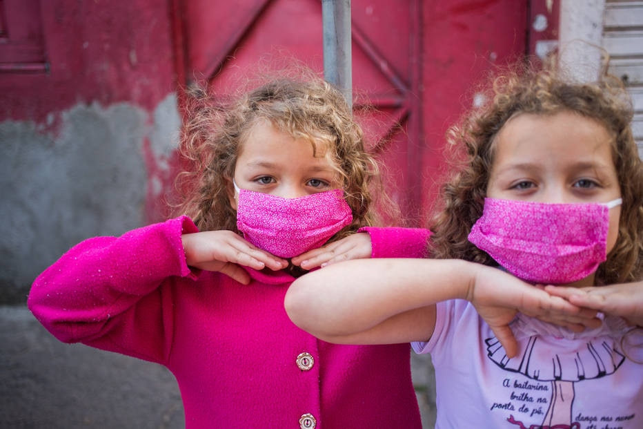 Na foto as pequenas irmãs gêmeas Carolina e Camila Santana Farias, de 7 anos - elas estavam com a tia avó, Izabel Dionato, que tentava conseguir uma cesta básica. 