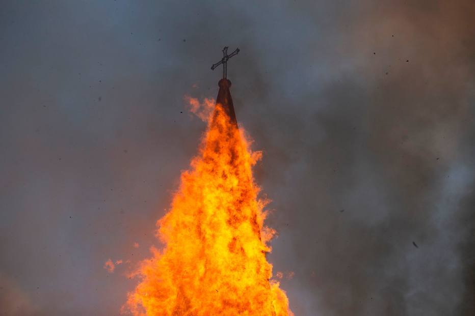 Igreja de Asuncion, na capital do Chile, em chamas durante protestos