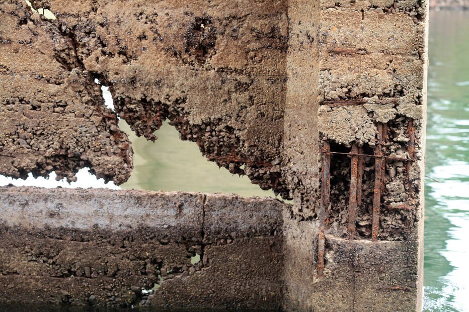 Quatro dos cinco conjuntos de pilares de ponte sobre Rio Taquari, no interior de SP, estão com deterioração visível