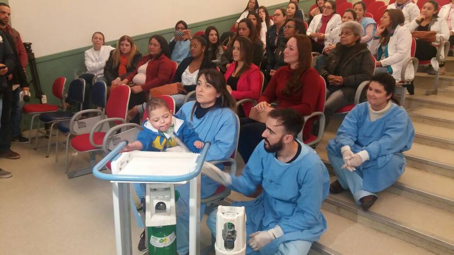Prematuro de 28 semanas, menino ganha alta após três anos em hospital