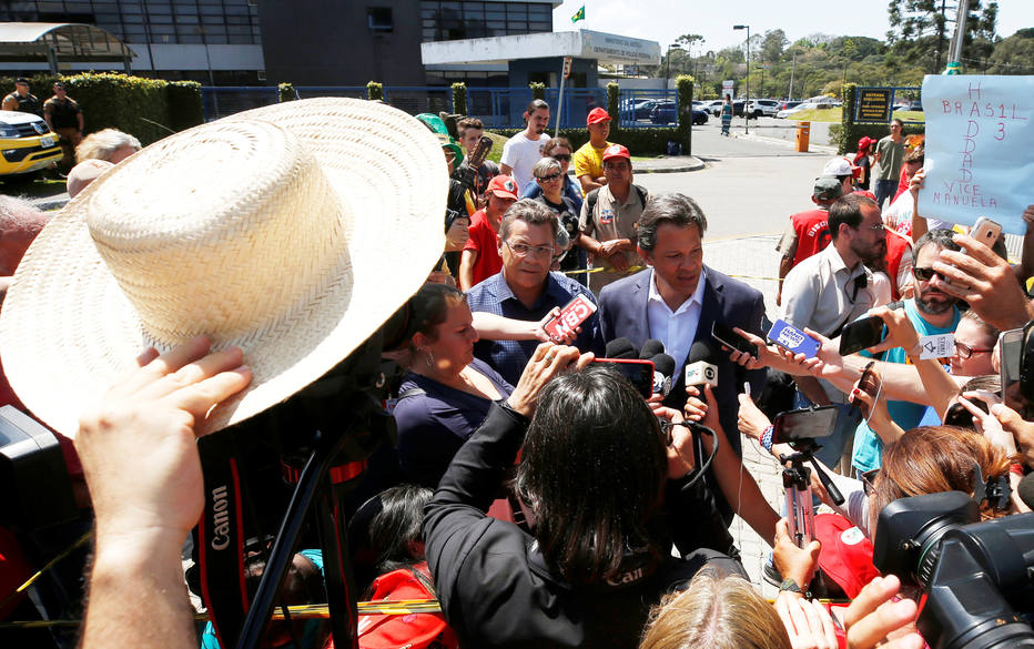 Haddad conversa com a imprensa após visitar Lula em Curitiba