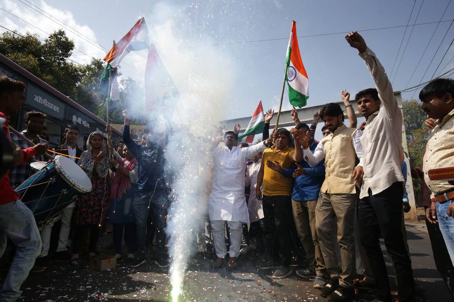 Indianos celebram ataque anunciado pelo governo contra posições de grupo islamista em área da Caxemira controlada pelo Paquistão