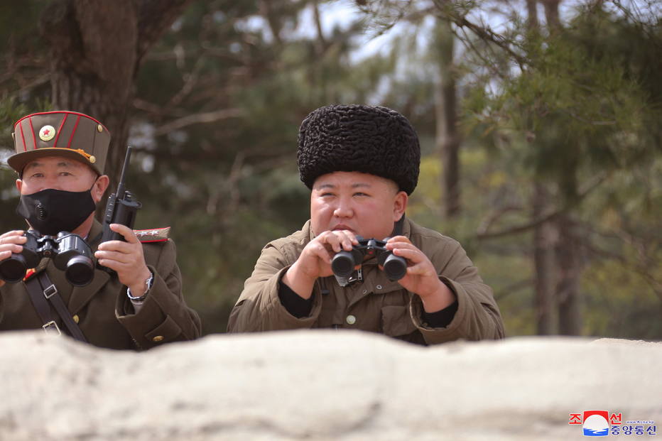 O líder norte-coreano, Kim Jong-un, sem máscara, ao lado de um general 