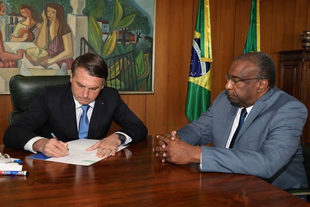 Bolsonaro assina Termo de Posse do professor Carlos Alberto Decotelli, para assumir o Ministério da Educação.