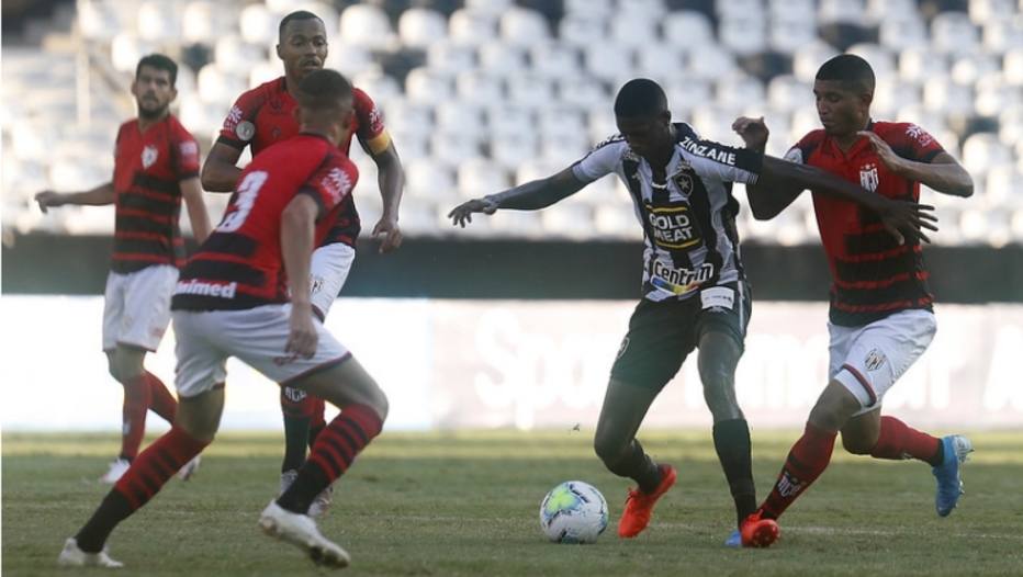 Botafogo perde para o Atlético-GO, de virada, no Rio, e se ...