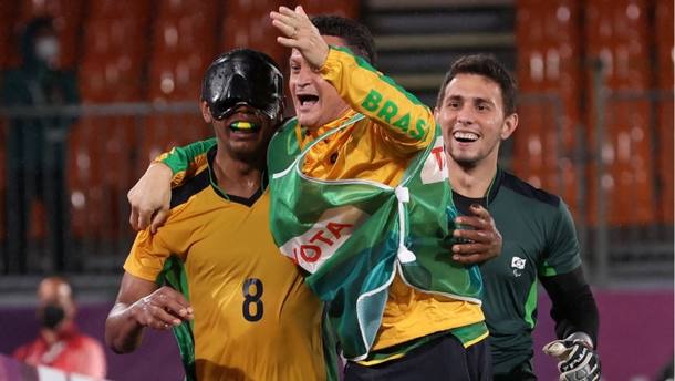 Nonato comemora com o técnico Fábio Vasconcelos após fazer o gol na final do futebol de cinco na Paralimpíada