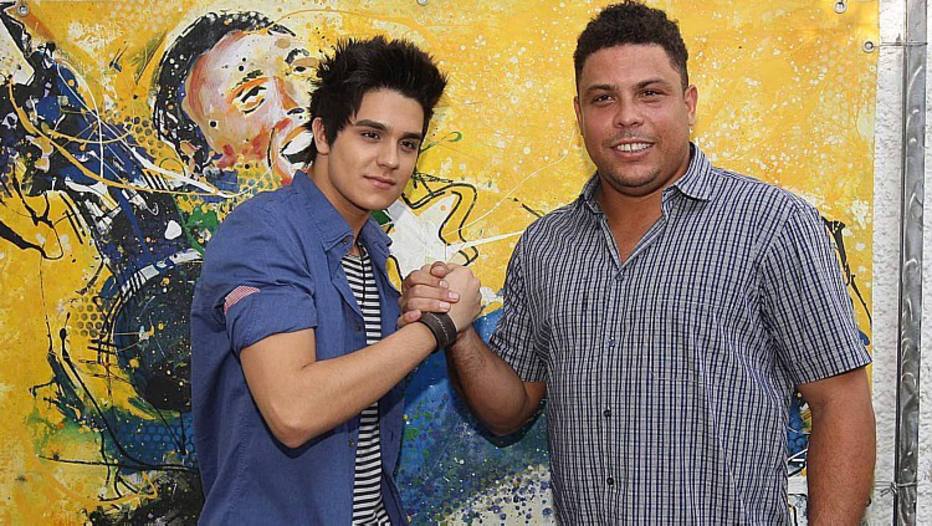Ronaldo com Luan Santana, em março de 2012, quando o cantor fechou acordo com a empresa de marketing 9ine, para gestão da sua imagem