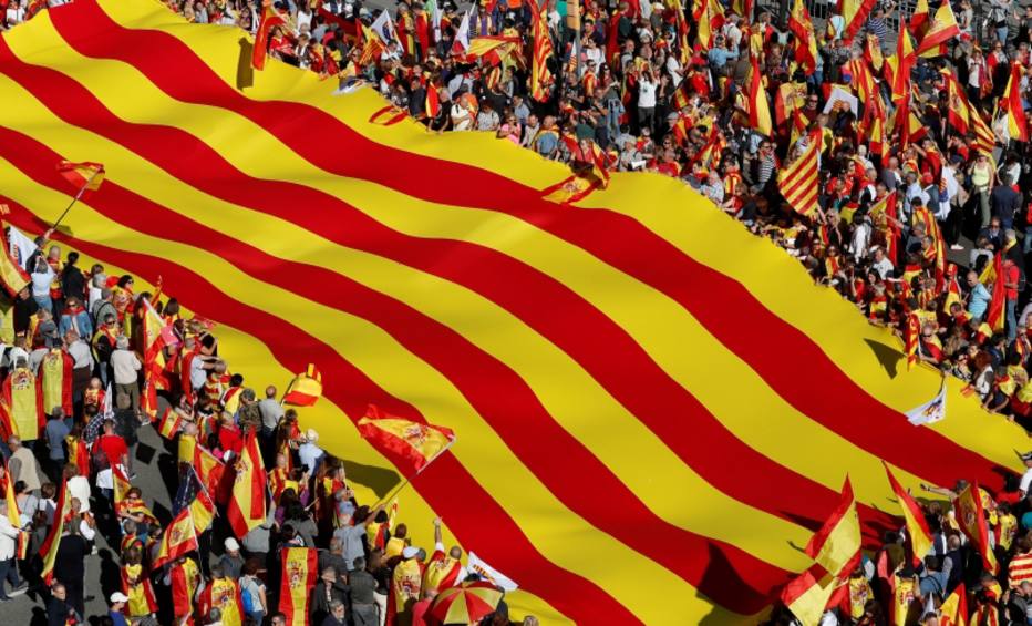 Manifestação contra a independência da Catalunha reúne milhares no centro de Barcelona 