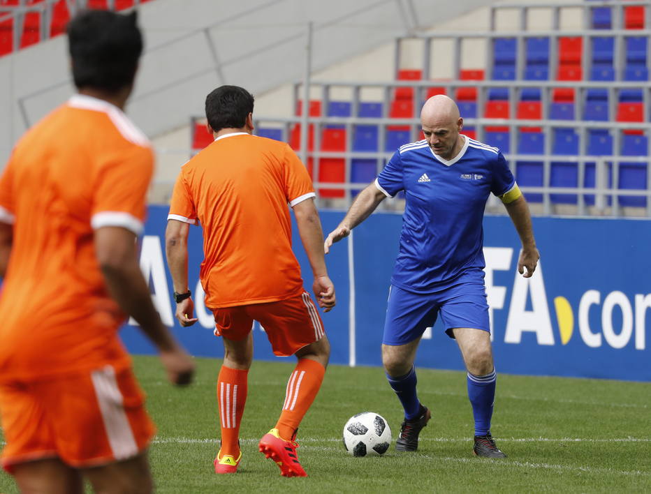 Presidente da Fifa disputa amistoso em Moscou