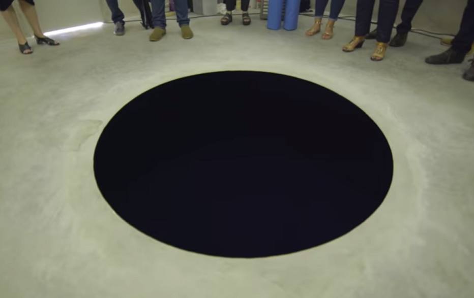 Homem cai em fosso de obra de arte que parecia uma pintura no chão - Emais - Estadão