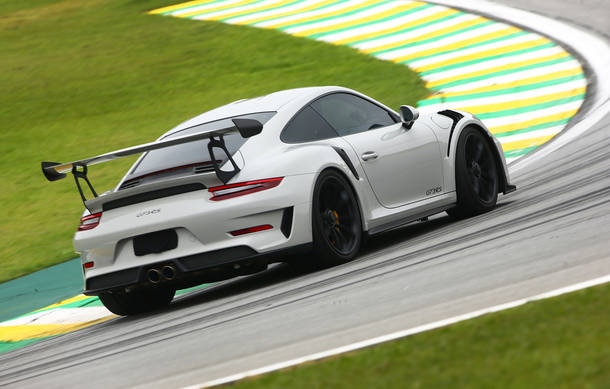 Ação Rápida De Super Carro Porsche 911 Gt3 De Corrida Em Pista De Corrida  Em Asfalto Imagem de Stock Editorial - Imagem de esportes, pista: 252709724