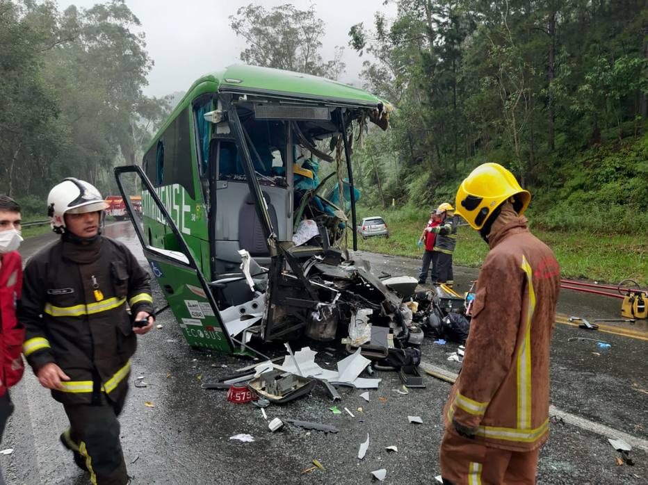 Acidente Entre Nibus E Caminh O Deixa Quatro Mortos E Feridos Em Sc Brasil Estad O