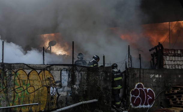 Incêndio atinge a ponte do Jaguaré na Marginal do Pinheiros