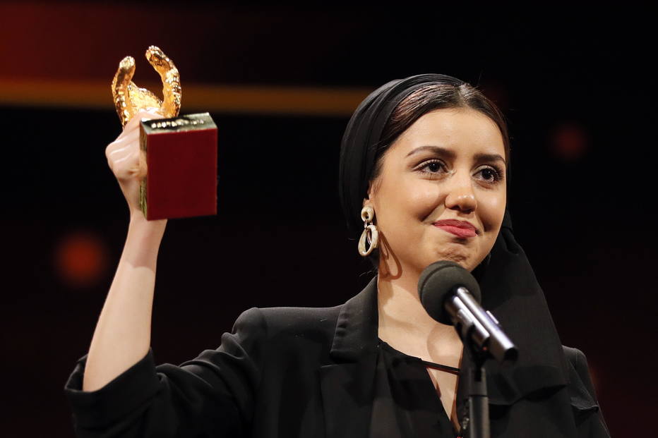 A atriz iraniana Baran Rasoulof recebe o Urso de Ouro em nome de Mohammad Rasoulof, diretor de 