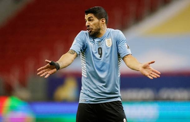 Luis Suárez deve ficar no banco de reservas para o jogo entre Uruguai e Bolívia pelas Eliminatórias. Seleção celeste vive momento complicado e pode ficar fora da Copa do Mundo.
