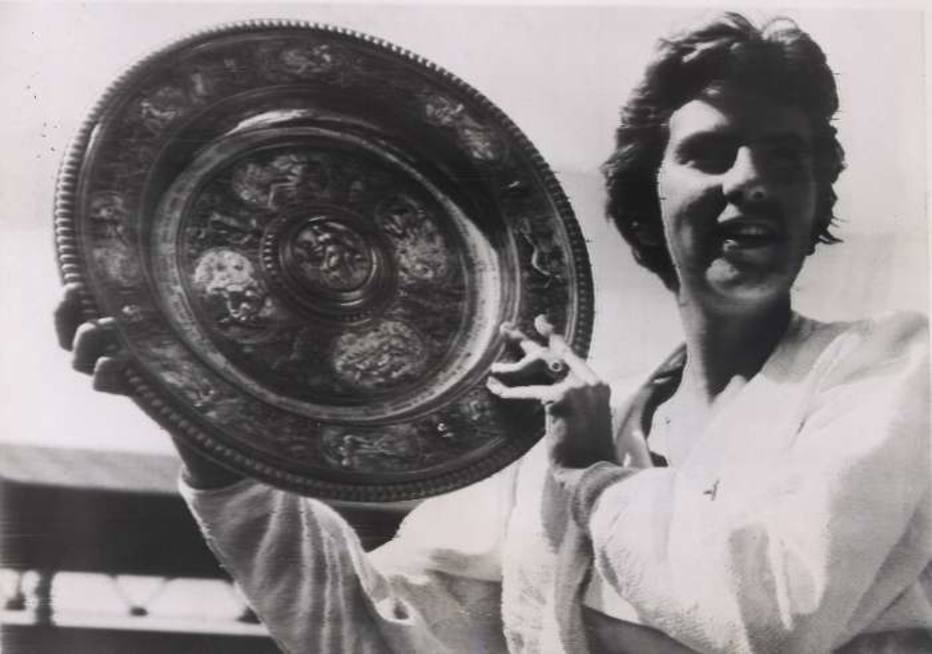 Maria Esther Bueno exibe troféu conquistado em Wimbledon