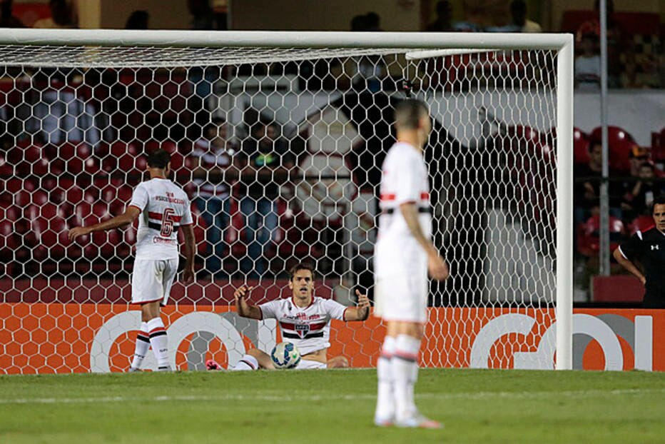 Torcedores protestam contra jogadores do São Paulo após derrota