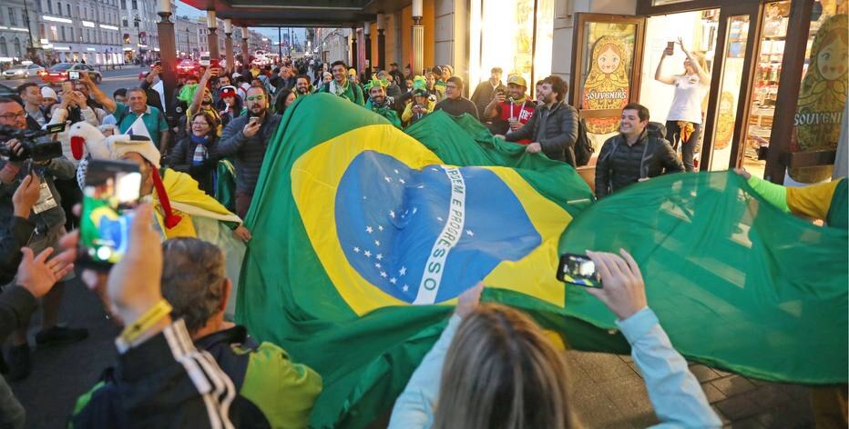 Brasileiros fazem festa e cantam a nova canção em solo russo