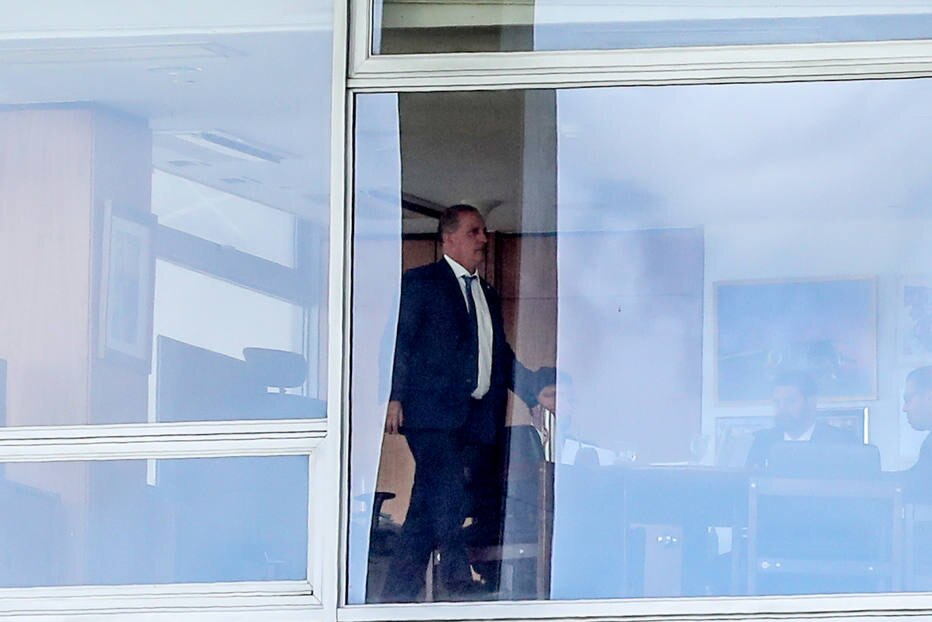 Bolsonaro d&aacute; sobrevida a Onyx, apesar de press&otilde;es