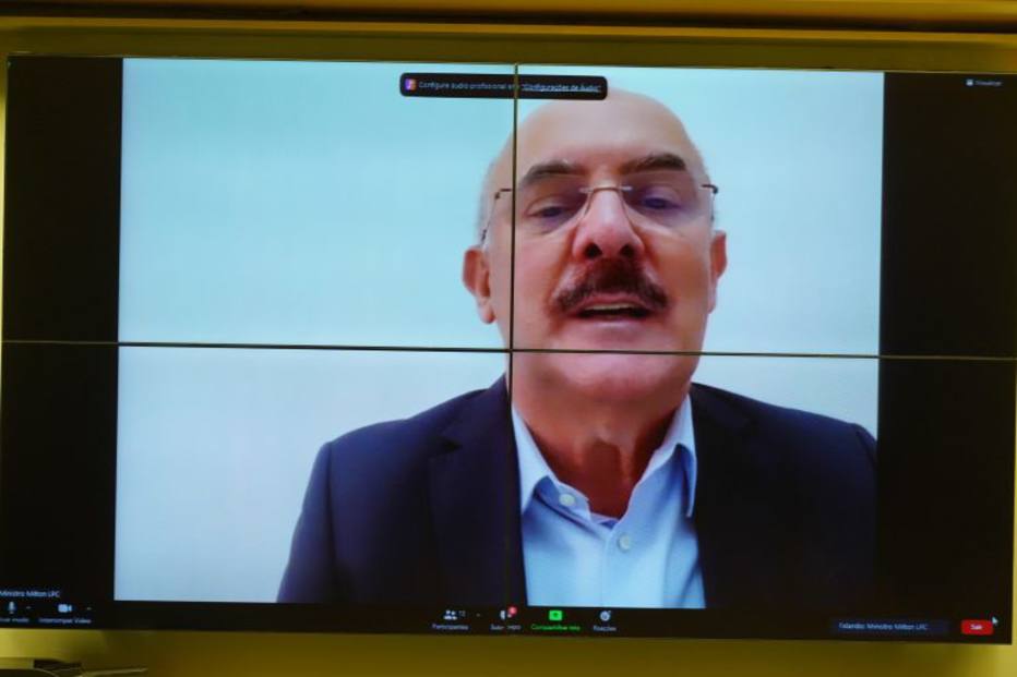 Ministro da Educa&ccedil;&atilde;o defende homeschooling e diz que socializa&ccedil;&atilde;o pode ser feita &lsquo;at&eacute; na Igreja&rsquo;