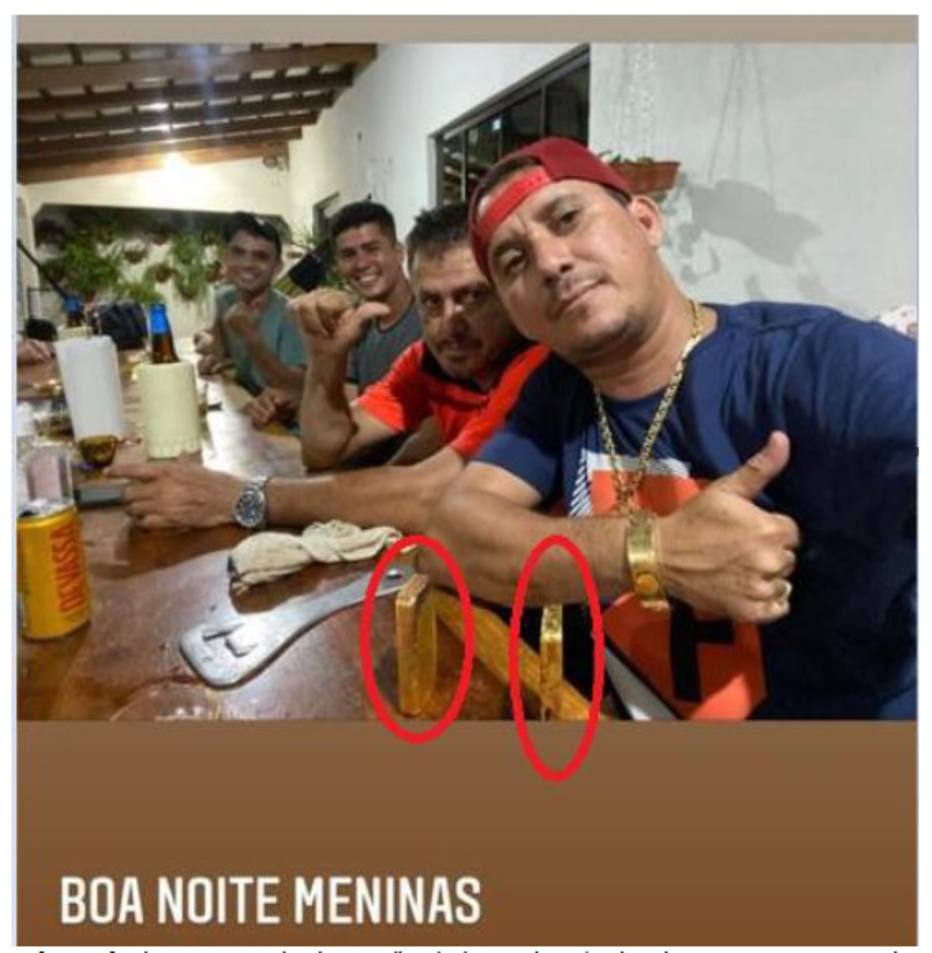 ctv-igz-ouro-4---fotografia-de-hailton-exibindo-utenslios-colar-e-pulseira-e-duas-barras-aparentemente-de-ouro