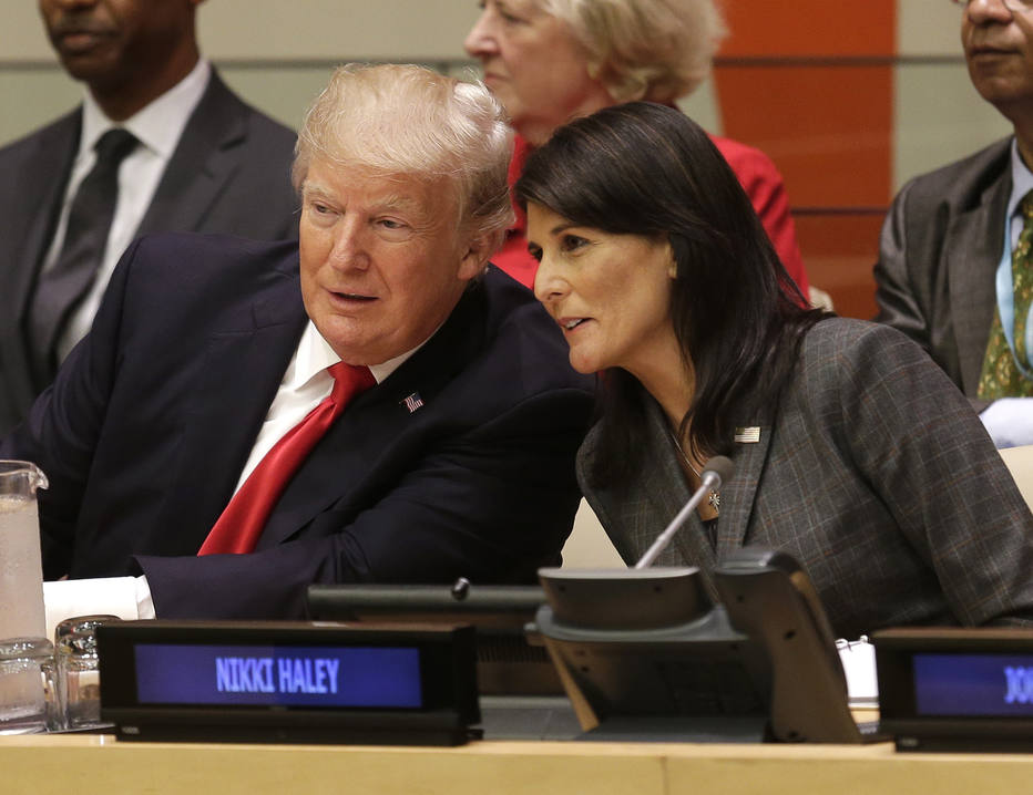 Ao lado da embaixadora americana na ONU, Nikki Haley, presidente dos EUA, Donald Trump (E) participa de reunião sobre reforma do Conselho de Segurança da ONU