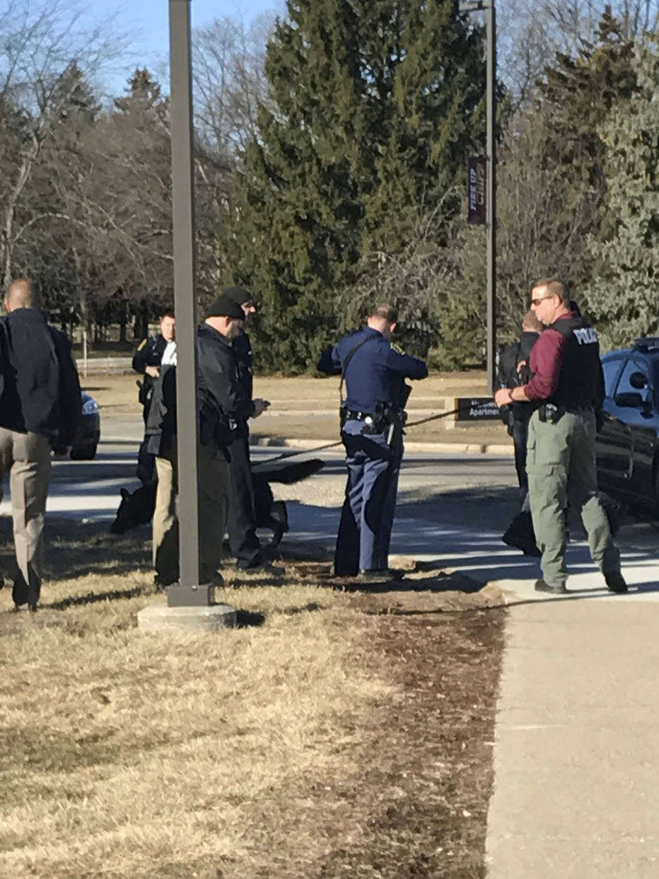 Polícia de Michigan investiga ataque a tiros em universidade