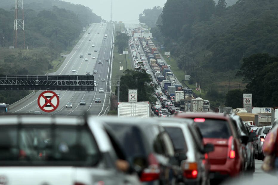 Rodovia dos Imigrantes tem trânsito lento na volta do feriado (foto de arquivo)