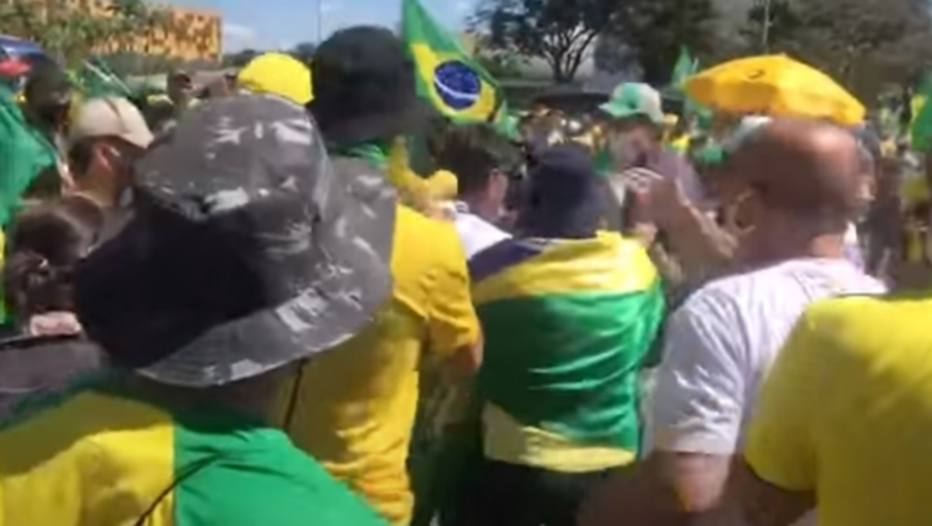 Profissionais do Estad&atilde;o s&atilde;o agredidos com chutes, murros e empurr&otilde;es por apoiadores de Bolsonaro 