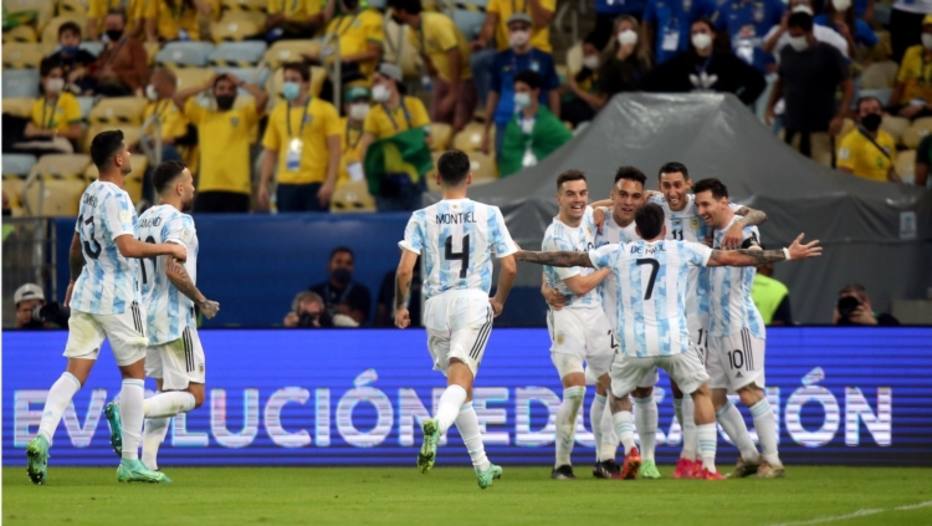 Argentinos comemoram o gol de Di María que decidiu a Copa América