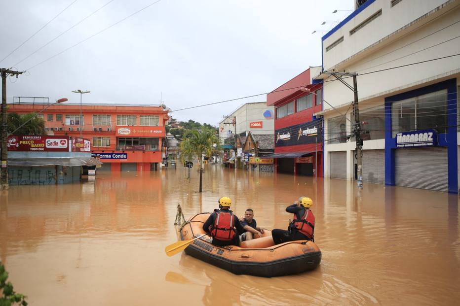 Botes foram utilizados no resgate de moradores em Franco da Rocha após chuvas