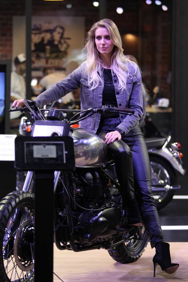 Toque feminino no Salão Duas Rodas 2015
