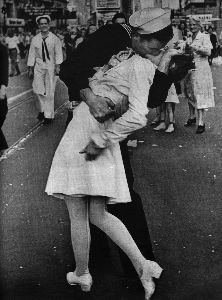 Marinheiro beija enfermeira no Time Square em Nova York após anúncio do final da Segunda Guerra, em agosto de 1945