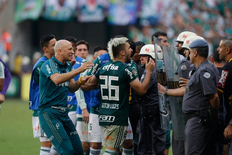 Troféu de vice e medalhas do Palmeiras seguem à espera na FPF