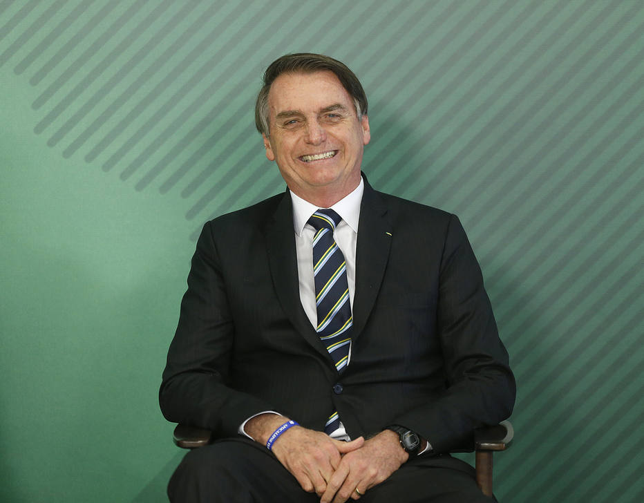 Bolsonaro age como avalista de ‘memes’