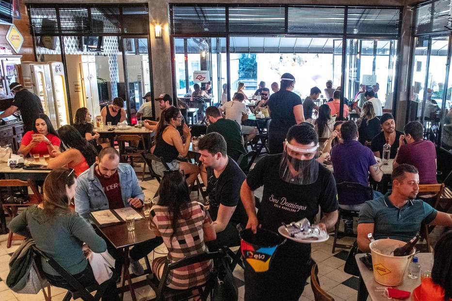 Sábado tem bares cheios, mas fechamento às 17h desagrada clientes - São  Paulo - Estadão