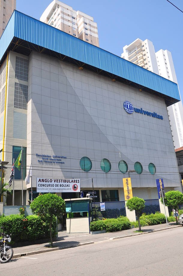Escola chama uso de saias e shorts curtos por meninas de