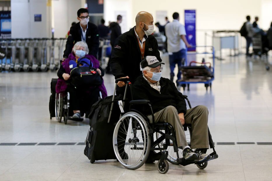 Funcionários utilizam luvas e mascáras no Aeroporto de Guarulhos