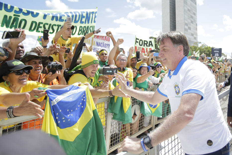 Bolsonaro tem contato direto com ao menos 272 pessoas durante ato, mostra vídeo