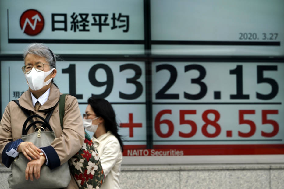 Mulher em frente ao placar do mercado de ações do Japão 