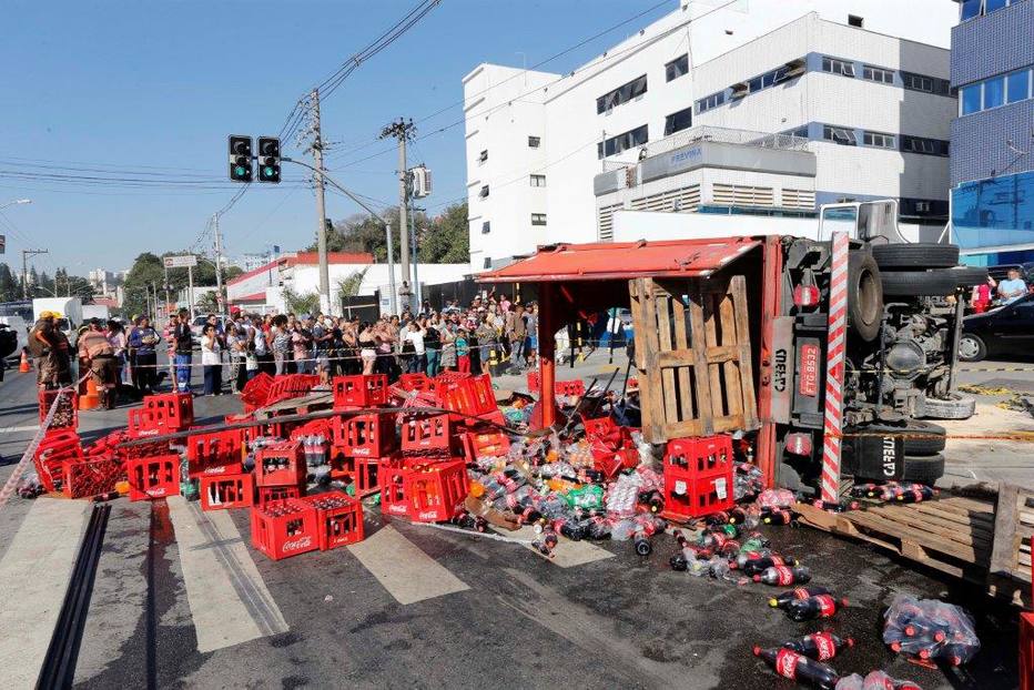 Caminhão tomba sobre faixa de pedestres e mata criança na zona norte de SP