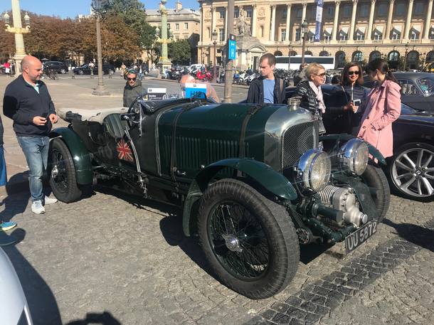 PARIS, FRANÇA - 01 De Dezembro De 2016: Carro Alemão Esperta Bonita De Uma  Empresa De Partilha De Carro Estacionado Na Frente De Uma Casa - Lente Tilt- shift Fotos, retratos, imágenes y