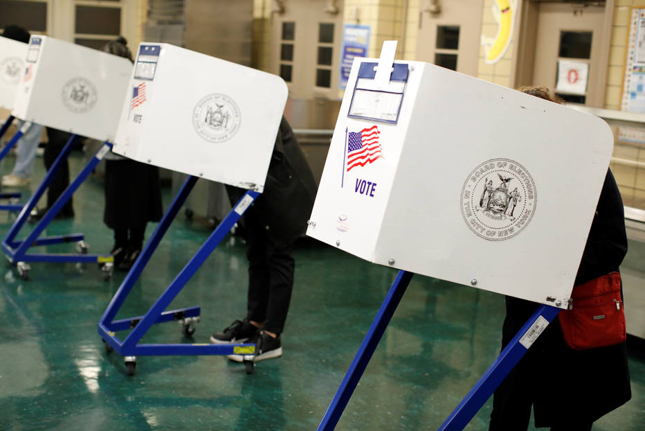 Eleitores americanos votam em escola de Manhattan, em Nova York, na eleição de meio de mandato