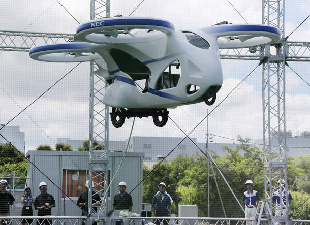 Carro voador japonês faz primeiro voo