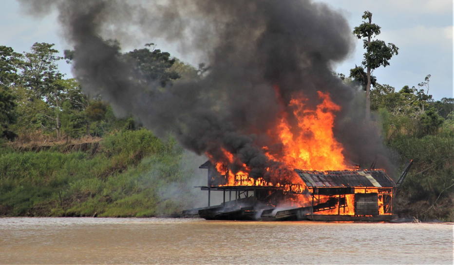 Balsa de garimpo ilegal é queimada durante operação no Rio Madeira; 131 dragas foram destruídas